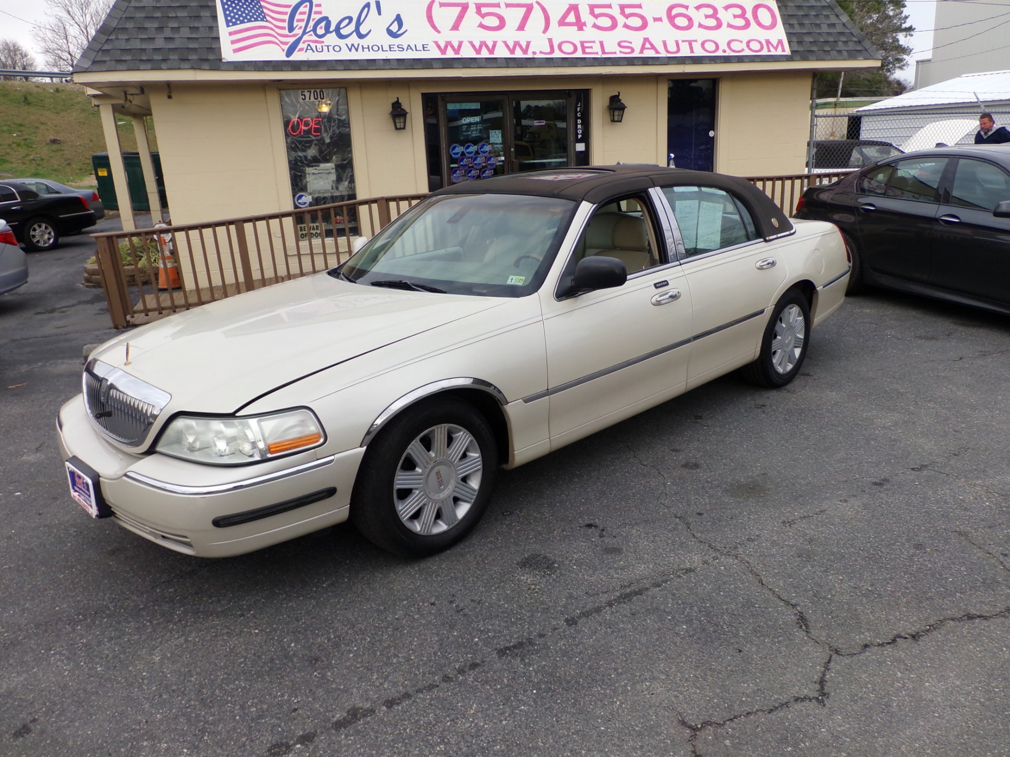 photo of 2003 Lincoln Town Car Cartier